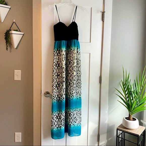 Dresses & Skirts - Juniors Dress - Size Large